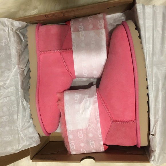 UGG! Pink. READ! No further disc. Must bundle/w at least 2 more items! SZ 9. - Picture 2 of 6